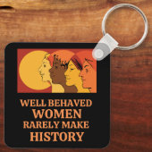 行儀の良い女性はめったに歴史を作らない キーホルダー (裏面)