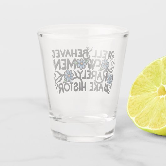 行儀の良い女性はめったに歴史を作らない ショットグラス (裏面)