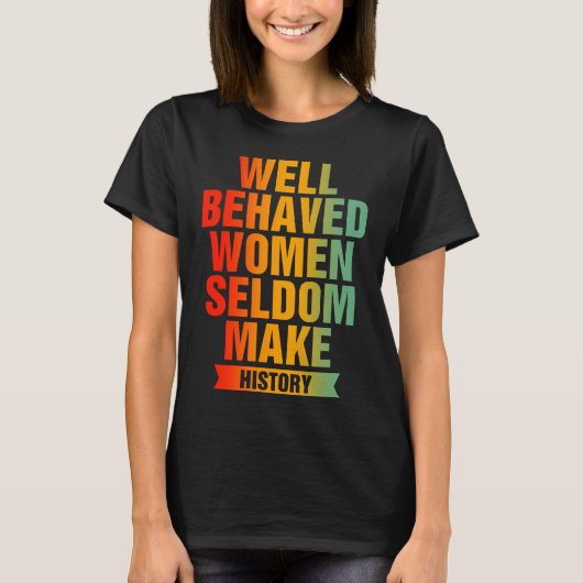 行儀の良い女性はめったに歴史フェミニズムを作らない Tシャツ (正面)
