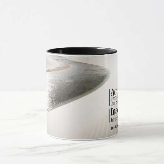 行動は自信と勇気を養う マグカップ (中央)