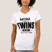 行為の双生児のプロDept. Super Momのお母さん Tシャツ (正面)