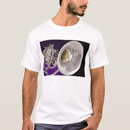 行進のフレンチ・ホルンのTシャツ Tシャツ (正面)