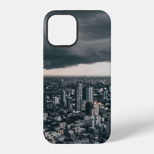 街の建物の上の暗い雲 iPhoneケース (裏面)