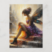 街の階段に座っている紫色のドレスの妖精 ポストカード (正面)