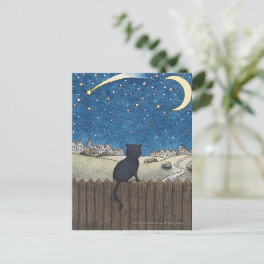 街上の夜空を眺めるフェンスの上の猫 ポストカード (スタンド正面)