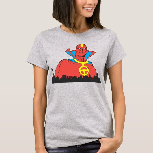 街並みの背後にある赤い竜巻 Tシャツ (正面)