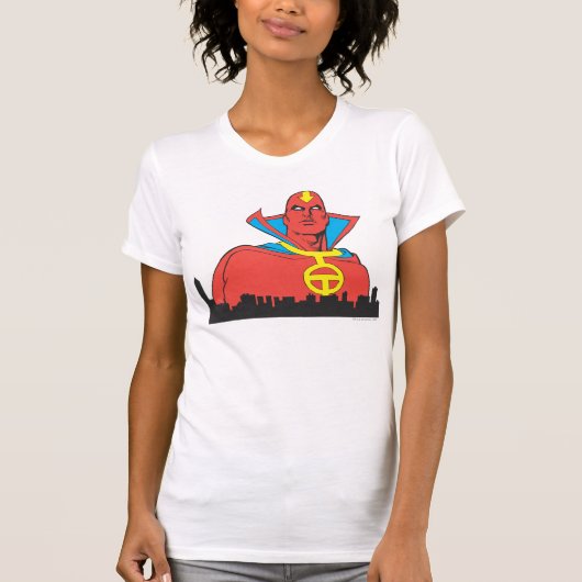 街並みの背後にある赤い竜巻 Tシャツ (正面)