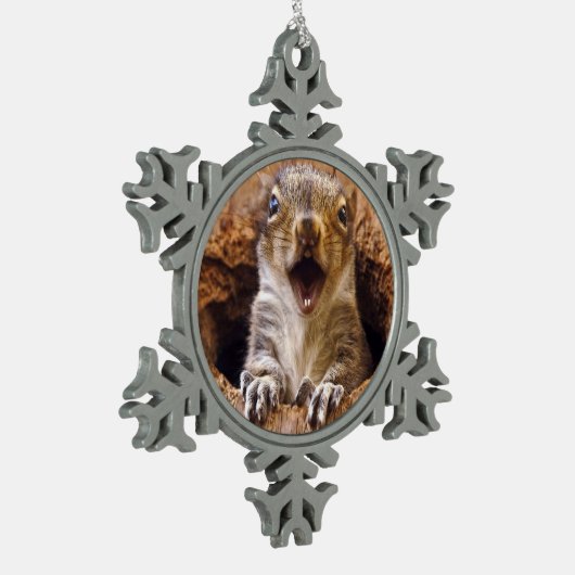 衝撃を与えられたリス スノーフレークピューターオーナメント (左)