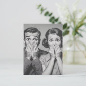 衝撃を受けたレトロカップルポートレート ポストカード (スタンド正面)