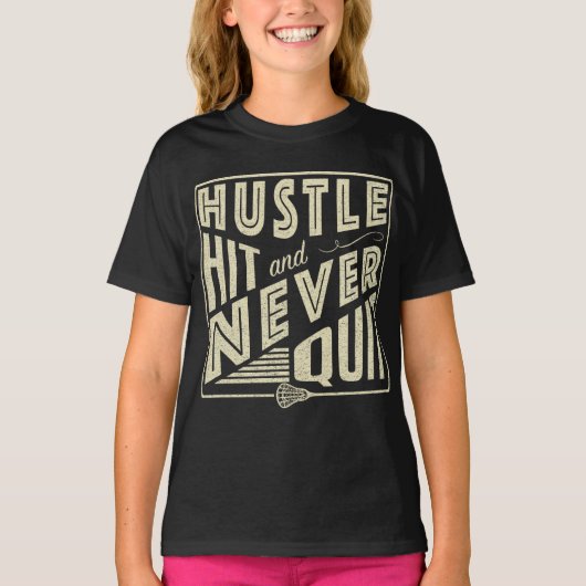 衝突を強い、決してラクロスのティーをやめないで下さい Tシャツ (正面)