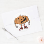 衣服のハロウィーンのスニーカー ラウンドシール (封筒)