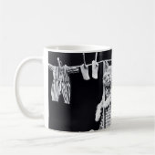 衣服のヴィンテージのプリントの洗濯をしているかわいい猫 コーヒーマグカップ (左)