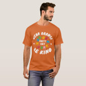衣服オレンジ親切な統一の日 Tシャツ (正面フル)