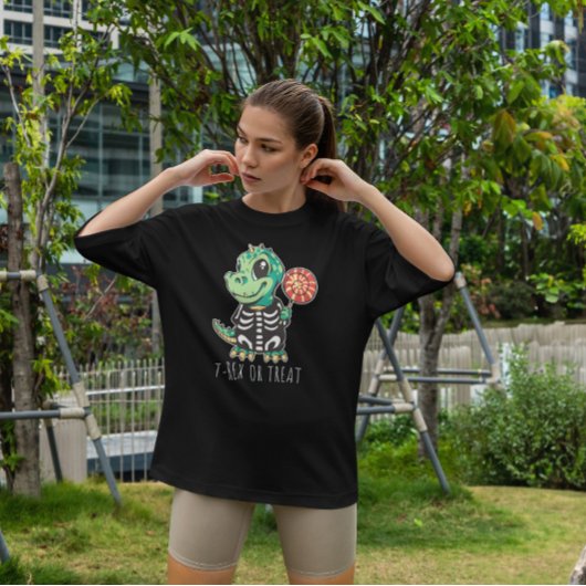 衣装を着たかわいい恐竜 Tシャツ