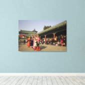 衣装を着たアマチュアフォークダンサーが楽しむ キャンバスプリント (インサイチュ (ウッドフロア))