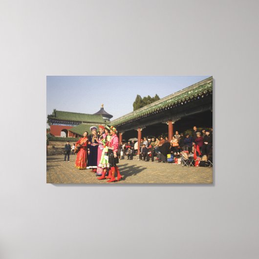 衣装を着たアマチュアフォークダンサーが楽しむ キャンバスプリント (正面)