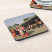 衣装を着たアマチュアフォークダンサーが楽しむ コースター (左側)