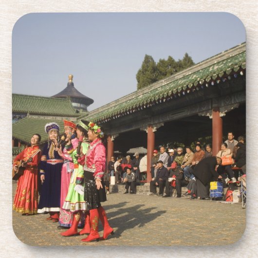 衣装を着たアマチュアフォークダンサーが楽しむ コースター (正面)