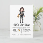 衣装を着たハロウィーンの可愛いスケルトンの子 招待状 (スタンド正面)