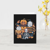 衣装を着たモンスターと友達の秋の季節のハロウィン カード (黄色い花)
