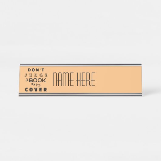 表紙で判断してはいけないカスタマイズ桃 デスクネームプレート (正面)