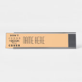 表紙で判断してはいけないカスタマイズ桃 デスクネームプレート (正面)