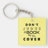 表紙で判断するな キーホルダー (正面)
