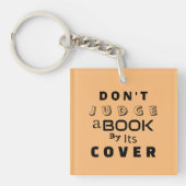 表紙で判断するな キーホルダー (正面)