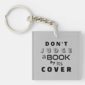 「表紙で判断するな」ライトグレー キーホルダー (正面)