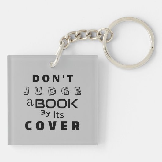 「表紙で判断するな」ライトグレー キーホルダー (裏面)