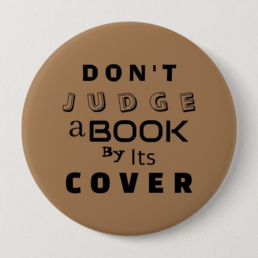 「表紙で判断するな」薄茶色 缶バッジ (正面)