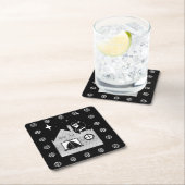 袋付きの白黒のクリスマスを持つかわいいサンタ スクエアペーパーコースター (インサイチュ)