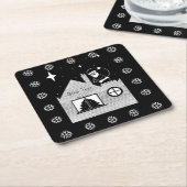 袋付きの白黒のクリスマスを持つかわいいサンタ スクエアペーパーコースター (アングル)