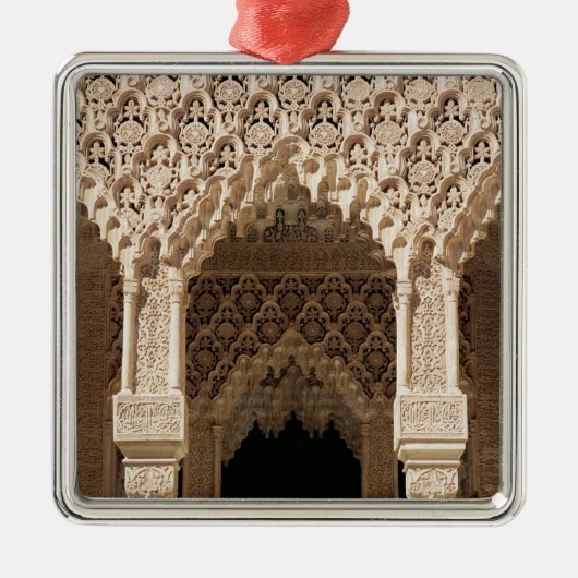 裁判所からのギャラリーのアーチの詳細、 メタルオーナメント (正面)