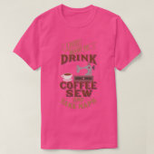 裁縫おもしろいはSewドリンクのコーヒーを飲む昼寝 Tシャツ (デザイン正面)
