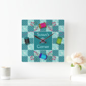 裁縫の時計-名前と個人化して下さい スクエア壁時計 (ホーム)