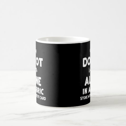 裁縫の注意離れは、ファブリックCで私を単独で コーヒーマグカップ (中央)