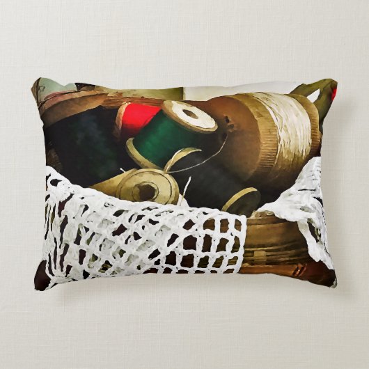 裁縫の糸とレース付きバスケット アクセントクッション (正面)