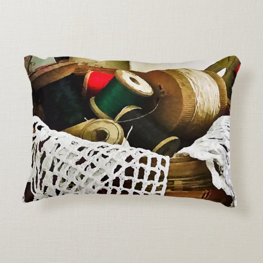 裁縫の糸とレース付きバスケット アクセントクッション (裏面)