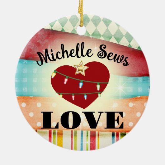 裁縫の船乗り愛のクリスマスパーソナライズされた。 セラミックオーナメント (裏面)