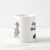 裁縫は私のセラピー!ブードゥー人形 コーヒーマグカップ (中央)