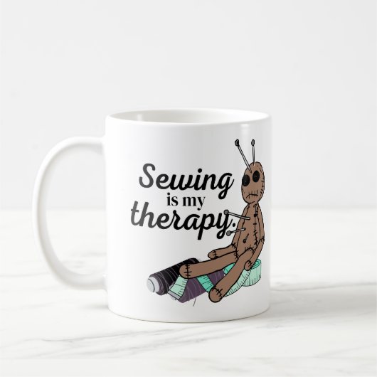 裁縫は私のセラピー!ブードゥー人形 コーヒーマグカップ (左)