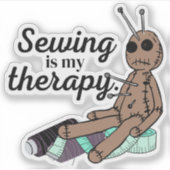 裁縫は私のセラピー!ブードゥー人形 シール (正面)