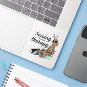 裁縫は私のセラピー!ブードゥー人形 シール (ノートパソコンとiPhone)