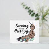 裁縫は私のセラピー!ブードゥー人形 ポストカード (スタンド正面)