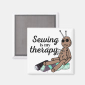 裁縫は私のセラピー!ブードゥー人形 マグネット (正面/裏面)