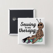 裁縫は私のセラピー!ブードゥー人形 缶バッジ (正面&裏面)