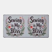 裁縫は私の至福 フローラル タイポグラフィ デスクマット (正面)