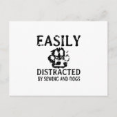裁縫ギフト | 裁縫と犬にすぐ気を取られる 案内ポストカード (正面)