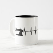 裁縫マシンのハートビート//おもしろいクラフト ツートーンマグカップ (正面左)